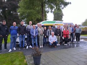 Lokale Opwijkse en Merchtemse ondernemers helpen Zonnelied en sponsoren een nieuwe wagen.